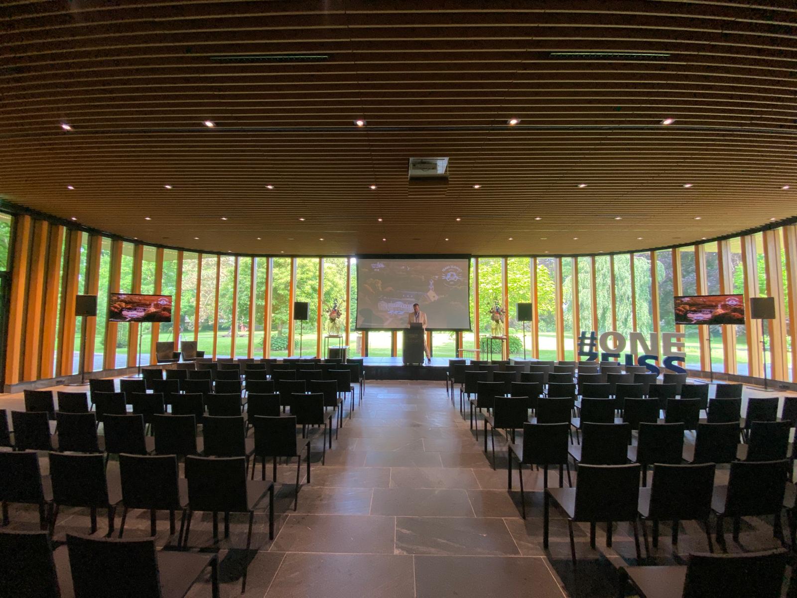 Clean seminar setup with projection screen and room audio
